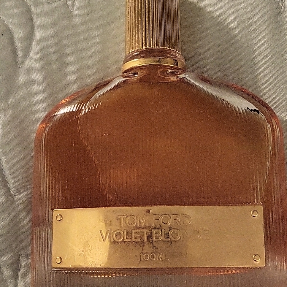 Tom ford violet blonde perfume 97% full. Sprayed twice